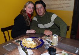 O proprietário do Bohemia, Rodrigo Siqueira, aproveita um momento de descanso junto à namorada Carla Ratzlaff. Créditos: Andrewes Pozeczek Koltermann/Santa Maria