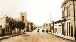Na foto, uma imagem da Rua do Acampamento na década de 20. Conta a história que as primeiras artérias delineadas em razão ao trânsito mais forçado pelo labor diário dos habitantes tomaram os nomes: de Rua Pacífica, a que descia a colina em direção ao Passo da Areia, e que hoje é a Dr. Bozano; e da Rua São Pedro. A essa, logo após a retirada da partida de Demarcação, foi dado o nome de Rua do Acampamento. Créditos: Divulgação