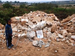 Criança próxima de lixo sem supervisão. Créditos: Arquivo GR2