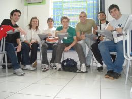 Falar outro idioma é fundamental às pessoas que buscam conquistar uma colocação e se destacar no mercado de trabalho. O Challenger Brasil inicia turmas durante o ano inteiro. Mais informações estão disponíveis no site www.challengerbrasil.com.br, ou pelo telefone (55) 3222 2760. Créditos: Arquivo Challenger.