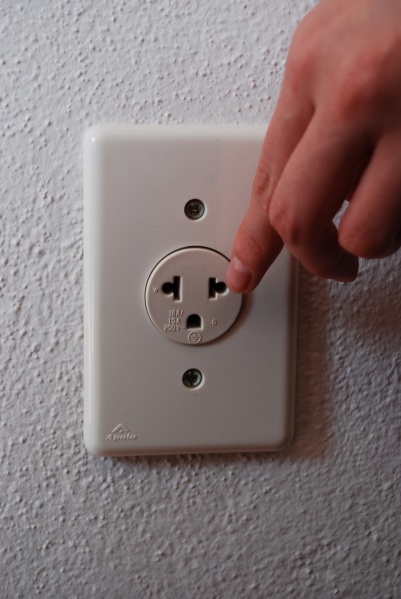 Arquivo:PaginaquatroseistomadaeletricaFoto tomada.JPG