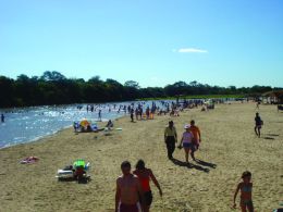 O Balneário das Tunas, o maior balneário de água doce da região, recebe centenas de visitantes durante o veraneio. Créditos: Divulgação/SMICTCDL
