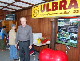 O diretor Gerceí Silveira (foto) contou que os pequenos também puderam aproveitar o espaço da instituição na Fenarroz. O curso de Sistemas de Informação montou uma mini - lan house no estande externo e crianças e adolescentes desfrutaram dos jogos disponibilizados nos computadores do estande. Créditos: Andrewes Pozeczek Koltermann