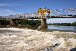 As eclusas fazem com que o rio Jacuí seja navegável também na parte norte da Ponte do Fandango. Créditos: Divulgação