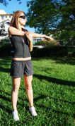 Para realizar uma atividade física é fundamental escolher uma roupa adequada. Na foto, a modelo veste um confortável shorts em tequitel, regata e colete em lycra para compor o look. Ela também usa um tênis reebok com amortecedor. Créditos: Andrewes Pozeczek Koltermann