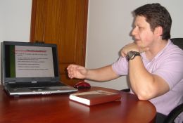 Gilson Tadeu, em entrevista, explica a conjuntura atual da indústria da construção civil e esclarece as soluções ambientais propostas pela GR2. Créditos: Andrewes Pozeczek Koltermann