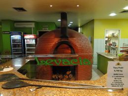 O forno à lenha dá um sabor irresistível para as pizzas