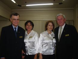 Luiz Alberto Silva, vice-presidente geral da Fenarroz (esq.) e Érico Razzera (dir.), presidente da feira, com as esposas, Luzia Miranda Silva e Mariângela Razzera, respectivamente. Créditos: Andrewes Pozeczek Koltermann